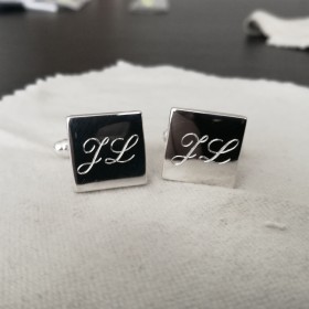 gravírovanie iniciálov na manžetové gombíky